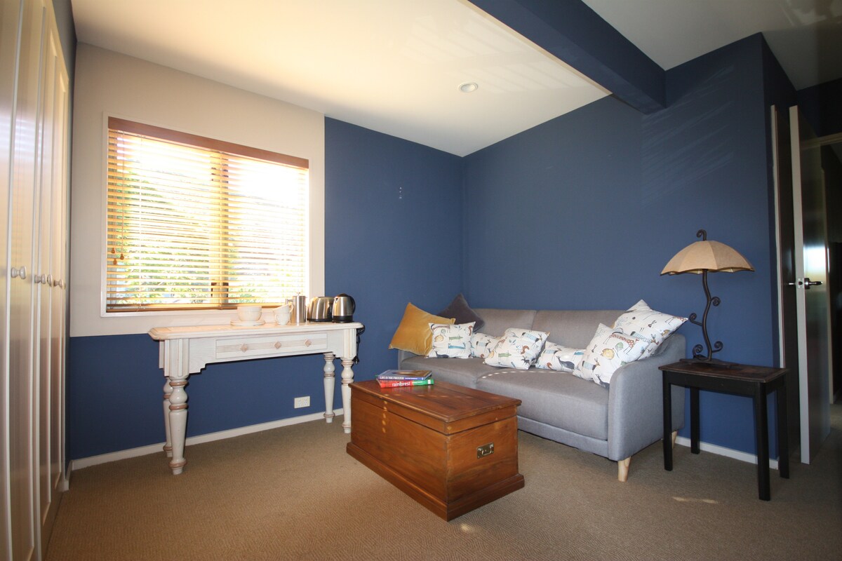 Приватен салон со кауч на спуштање за дополнителен гостин.