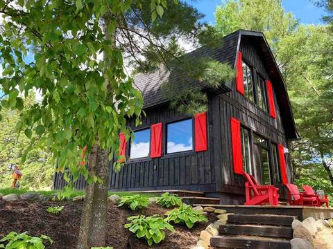 Rustic-chic Lake Side Cottage Getaway.