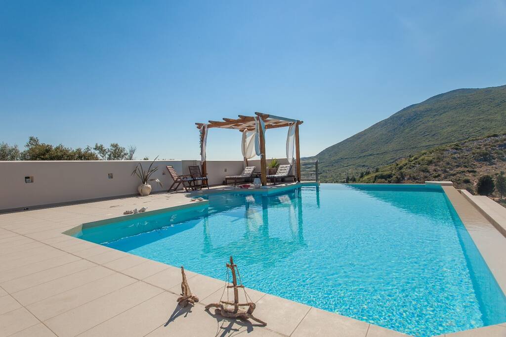 Lefkas: Infintiy Pool på 10x5 meter (1.6m dypt)
