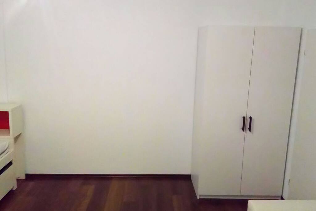 Zimmer 17qm Kleiderschrank
