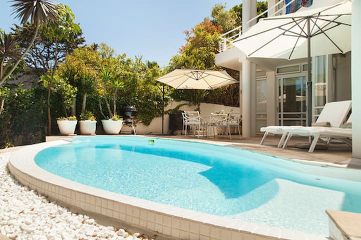 Llandudno Beachway Apartment, steps from the beach