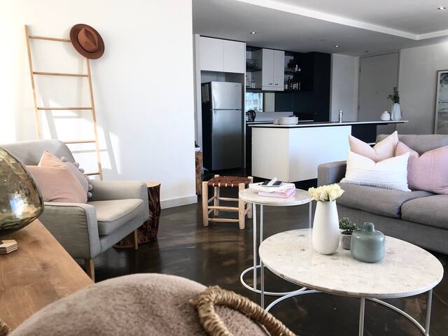 Huge 4-6 person apartment w carpark & gym gallery image 3