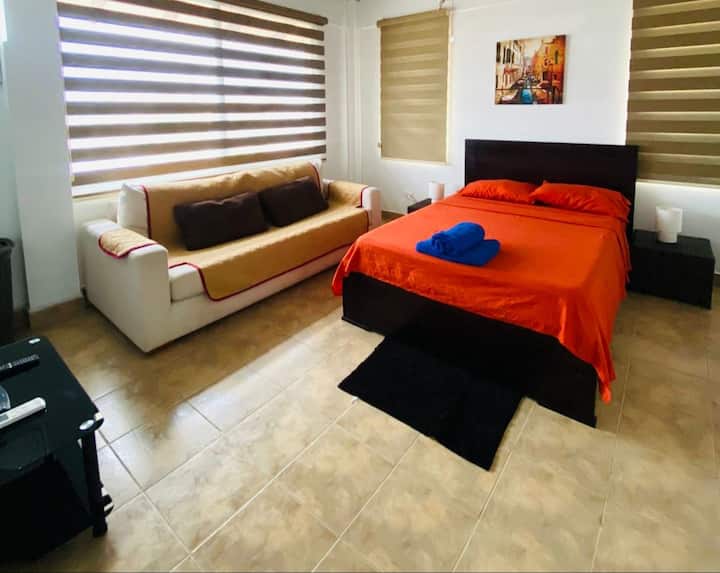 ห้องนอน 2 พร้อมเตียง 2 คนเตียงโซฟา + ทีวี + ตู้เสื้อผ้า