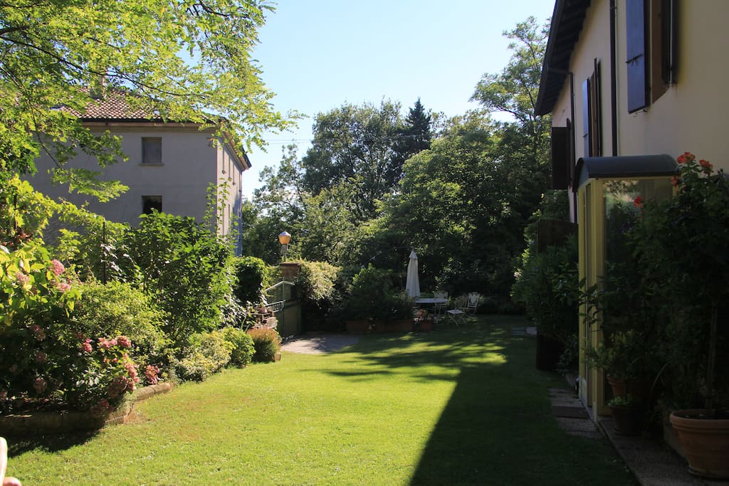 Facciata del B&B con giardino anteriore