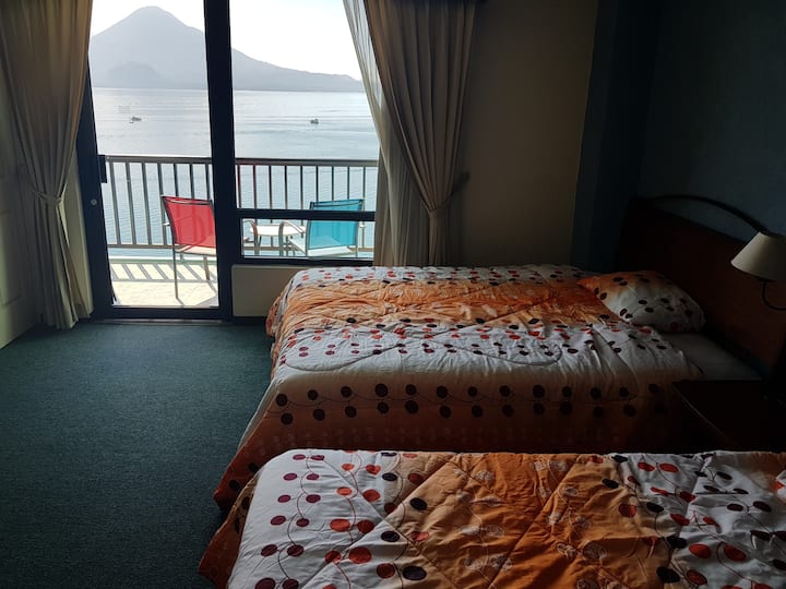 Dormitorio 2 con 1 cama queen y 1 individual y 1 colchon individual con vista al lago