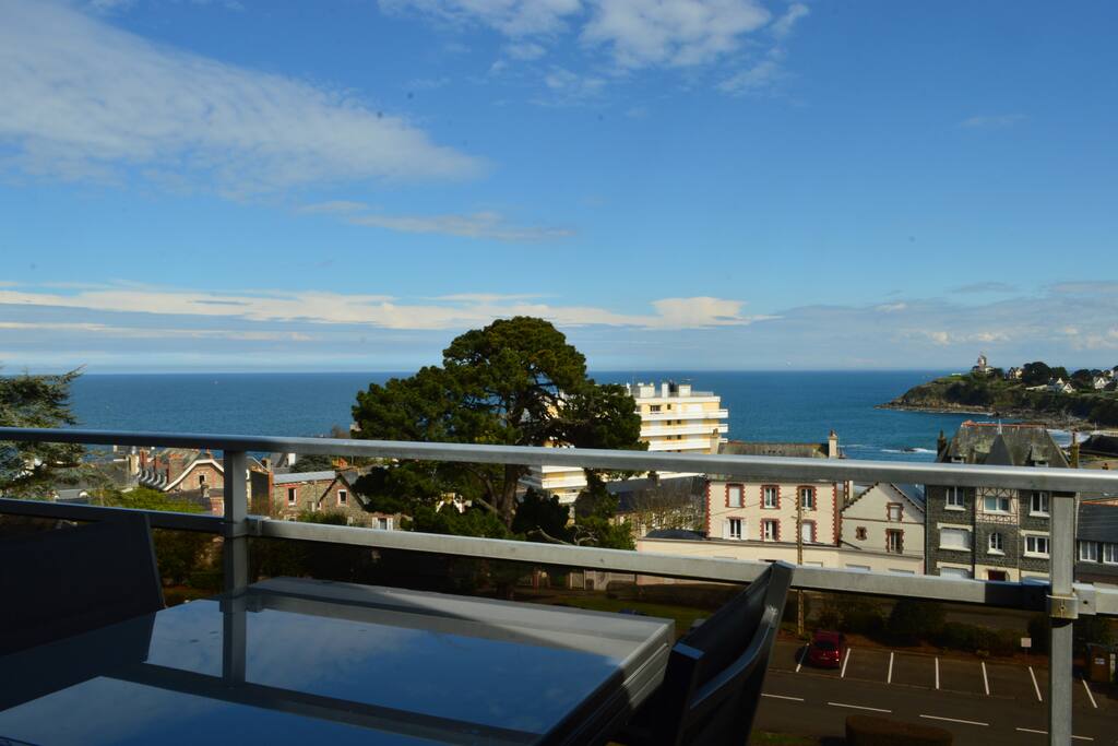 Vue panoramique sur la mer depuis le balcon