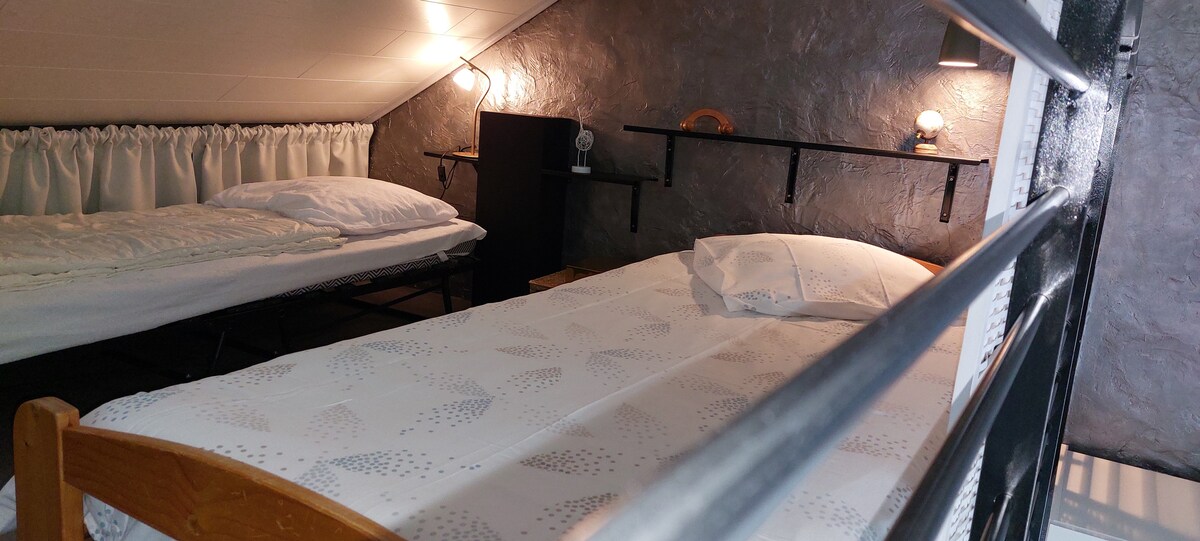 夹层（第二间卧室）
可以铺两张单独的床 