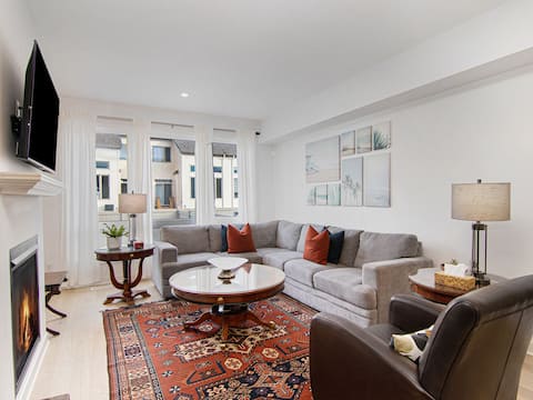 Top performing Airbnb: Large family home: Downtown. Airport. Shops. River in Riverside South Findlay Creek