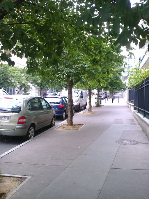 rue calme avec accès à 5mn du RER B et une station de la gare du Nors