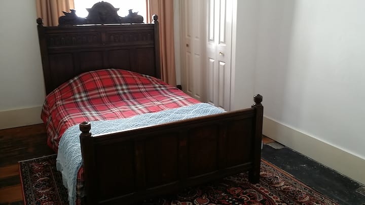 Double room in Grade 2 listed Townhouse Near Ferry