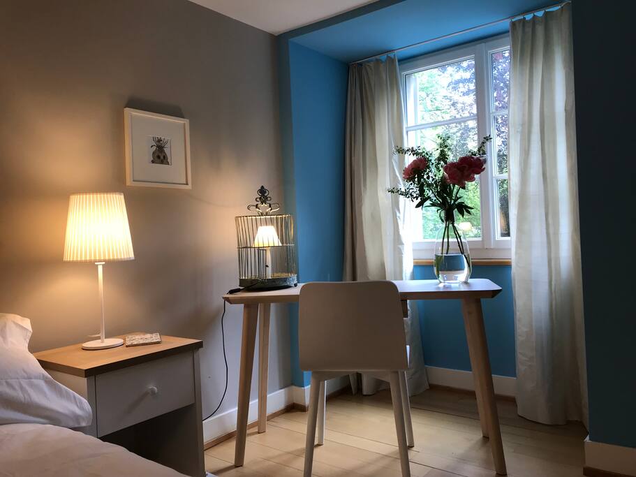 Arbeitsplatz mit Blick in den Park