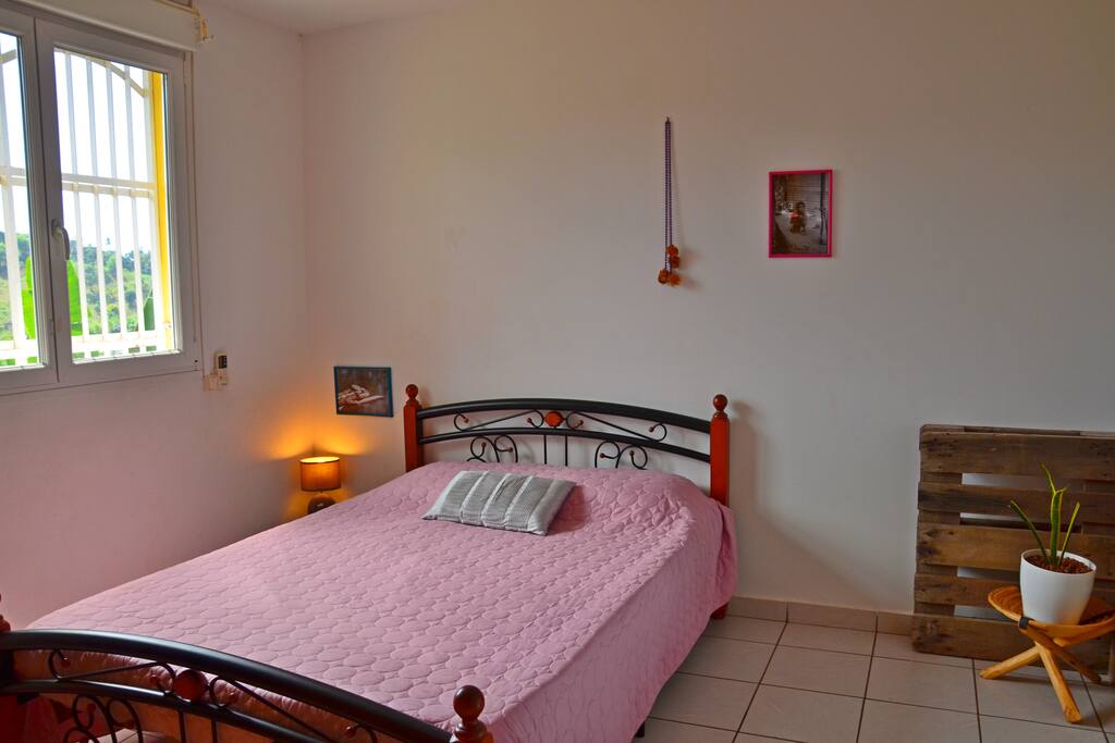 Chambre spacieuse climatisée