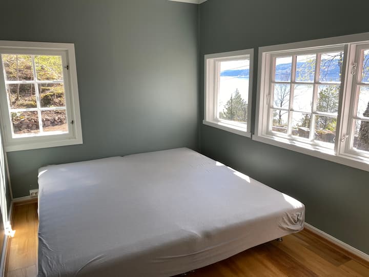 חדר שינה 2: מיטה זוגית ונוף יפה.