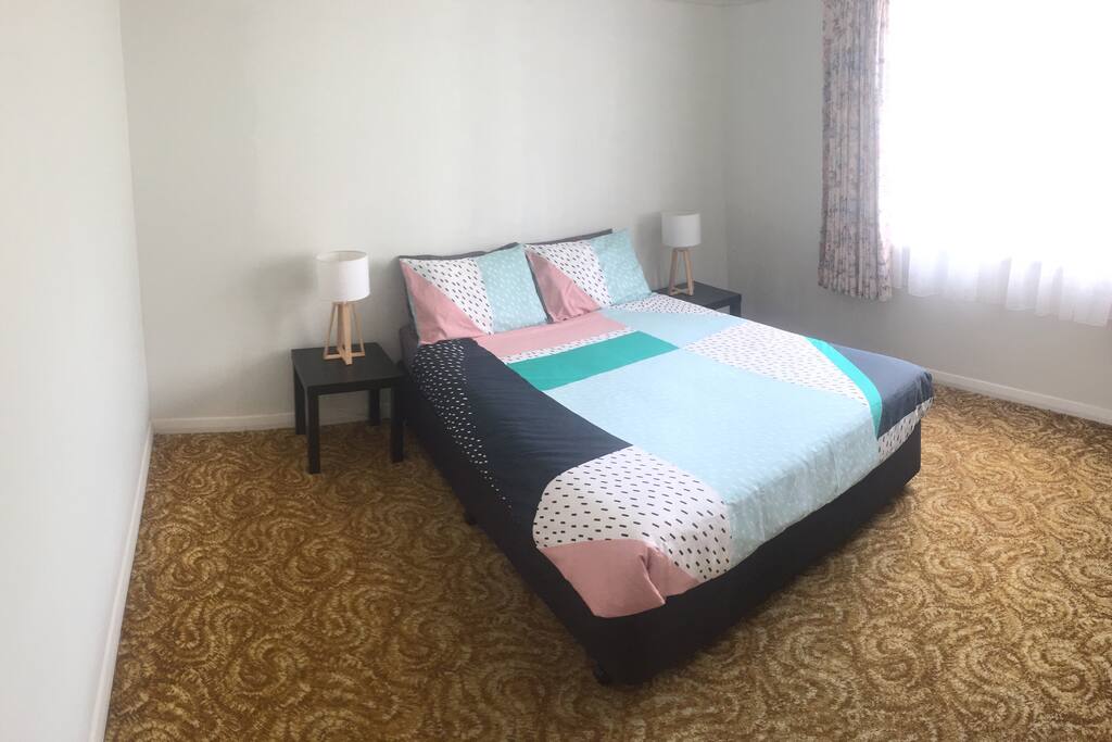 1 Queen Bed