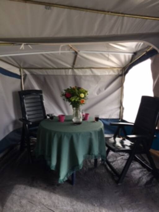 zitgedeelte in de voortent aan caravan