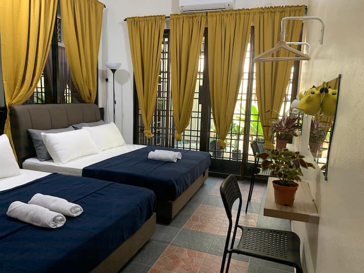 חדר זוגי מפואר עם 2 חצר צדדית שופעת צמחייה, עם ריצוף צבעוני בעיצוב אמנותי. מצויד במראות, איפור שולחנות וכיסאות. 