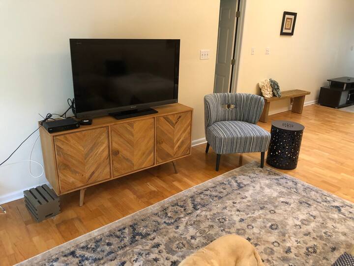 Quiet family townhome, modern, clean living