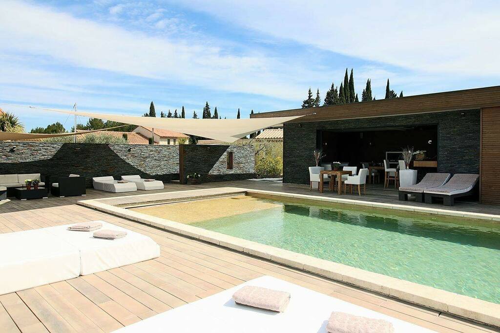 Piscine et espace petit déjeuner