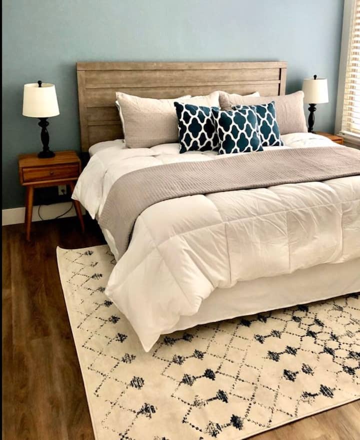 חדר שינה שני עם מיטת קינג סייז למעלה 