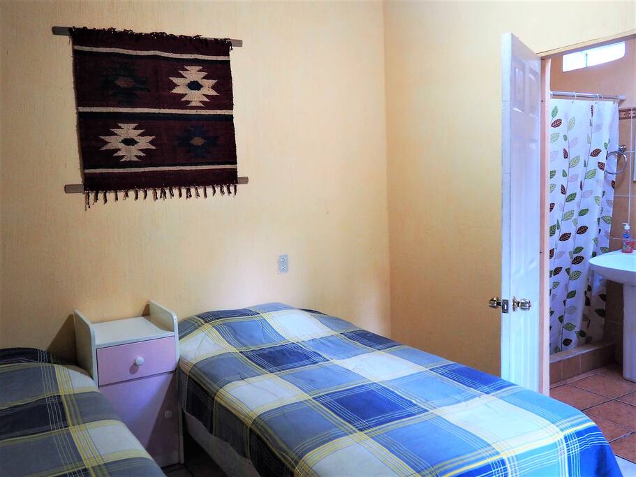 Cuarto con camas individuales y baño privado