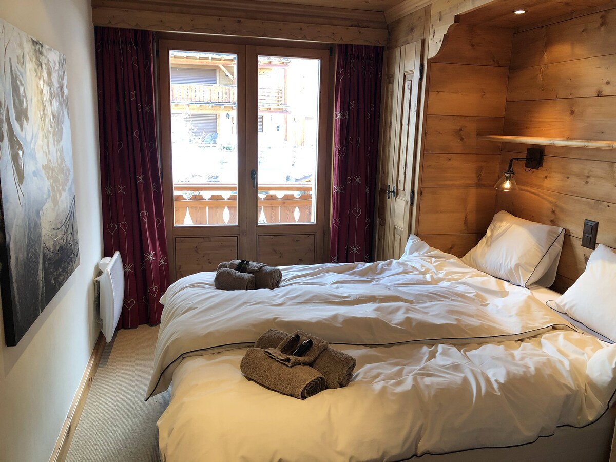 2nd bedroom. Double bed and built-in cupboards. Access to back balcony (north-east)