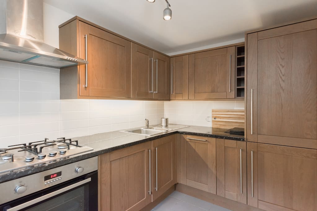 Review: "Lee was an amazing host and accommodate very well. He made arrangements for me at short notice and communicated very well with me. The appartment was lovely and very clean it had all the amenities you needed for a relaxing break"