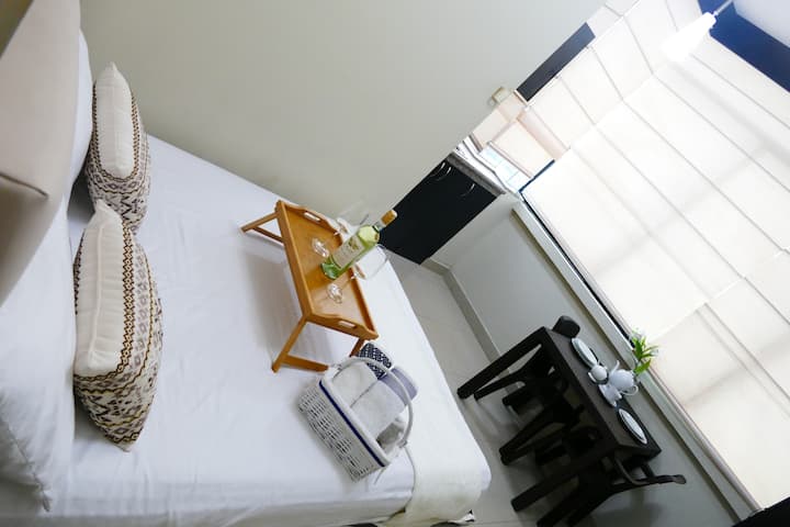 Suite estudio cama matrimonial, área cocina comedor y baño privado.  100% Independiente 