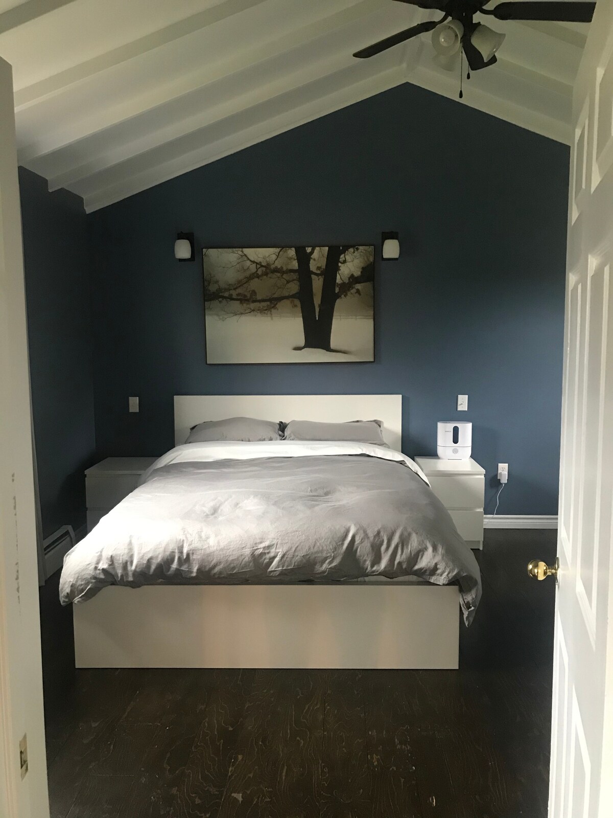 בחדר השינה הראשי יש מיטת קווין סייז, מזרן פדיקור איכותי לשינה נוחה. 