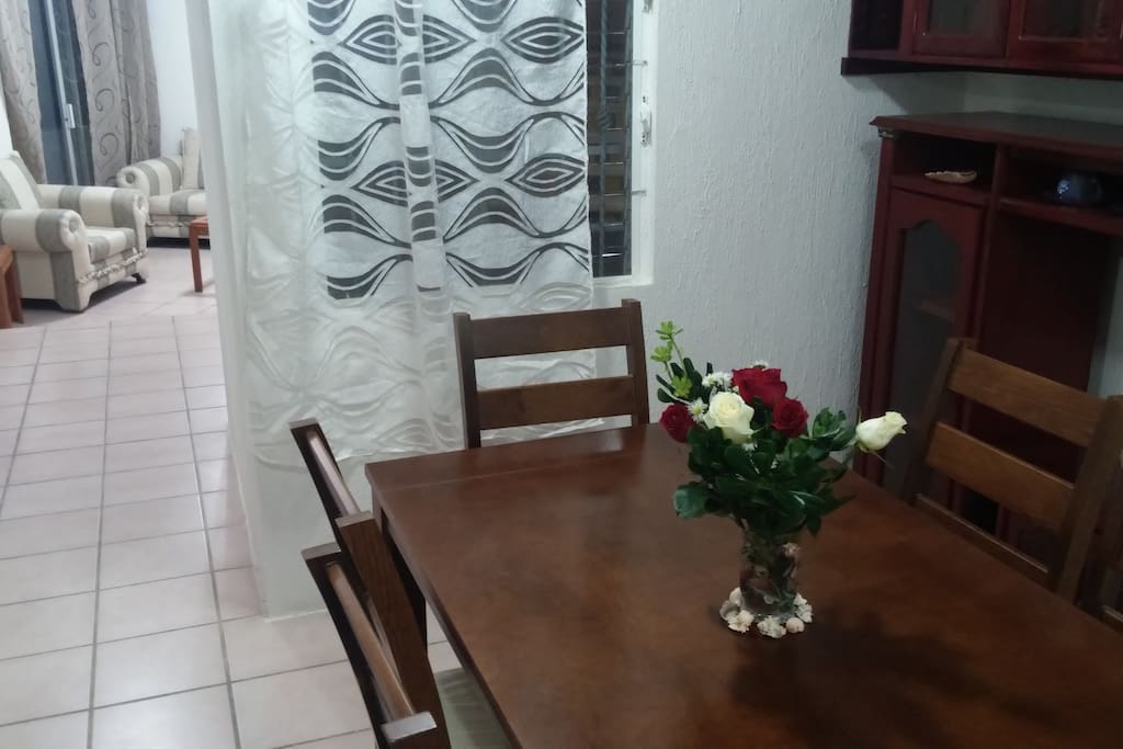 Comedor para 6, en madera de pino