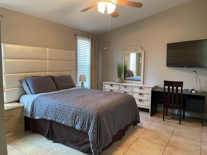 Მთავარი საძინებელი დამაკავშირებელი სააბაზანოთი და საშხაპით