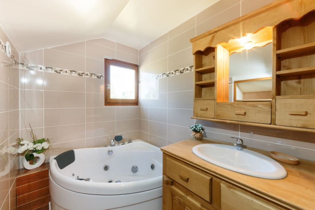 salle de bains avec baignoire balnéo