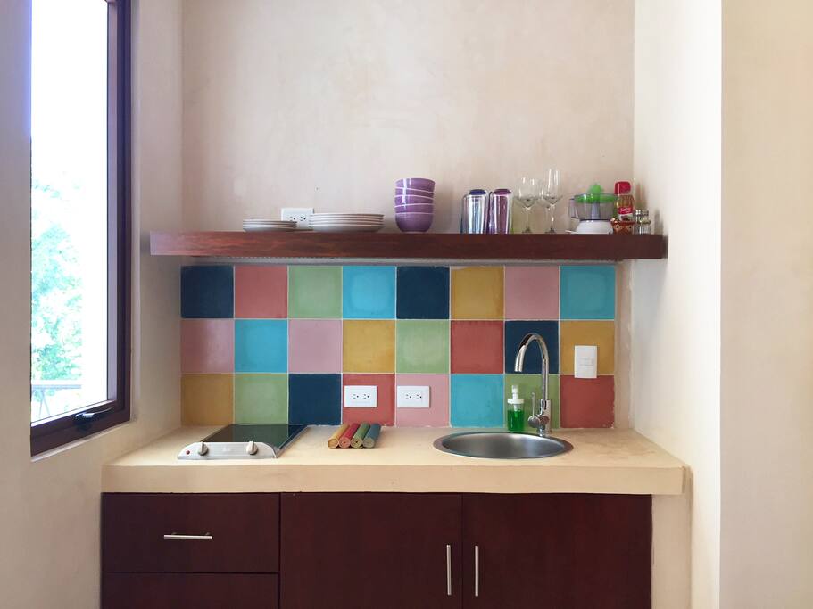 La cocineta totalmente equipada / The fully equipped kitchenette