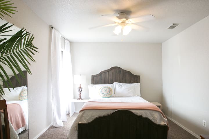 Private, Safe, Clean 3 Bedroom, Ask About Discount