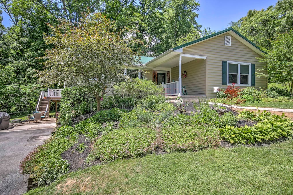 This 1-bedroom, 1-bathroom vacation rental apartment in Gettysburg is a quaint garden level apartment ideal for 2 guests to enjoy a weekend retreat.