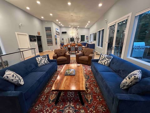 Modern, Artistic Retreat, Walk to trails, Parking