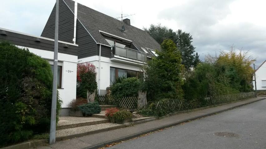 Quiet, cozy apartment, outskirts Koblenz