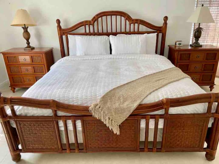 Dormitorio principal 1: jardín tropical y vista a la piscina.