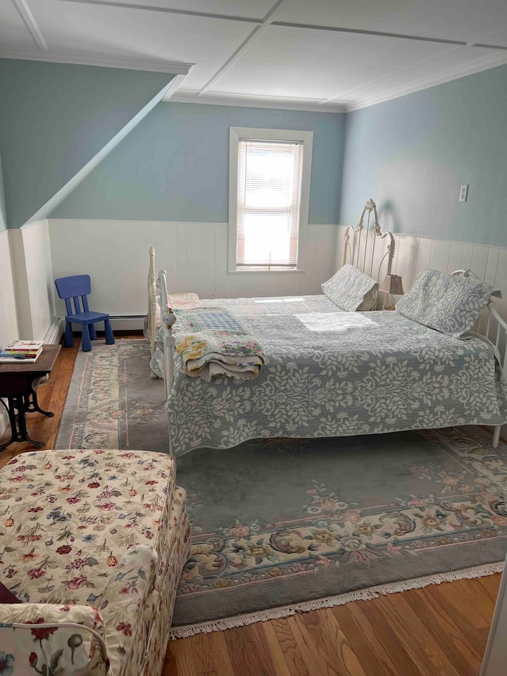 Совршено место за малите. Натпреварувајте се со два двокреветни кревета, играчки и книги.