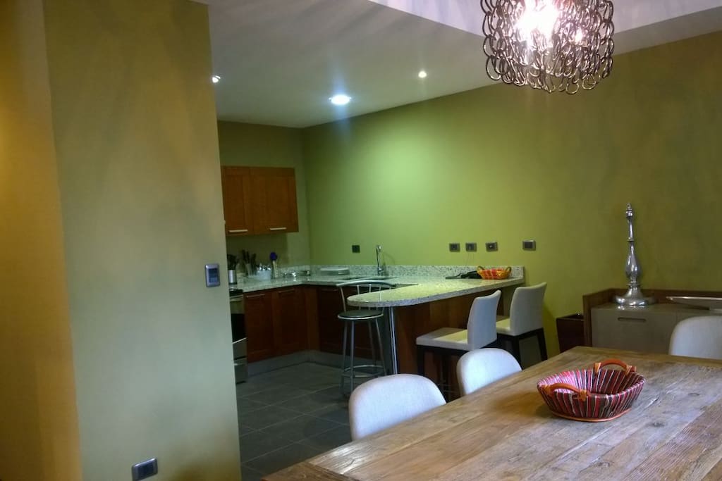 Comedor y cocina equipada