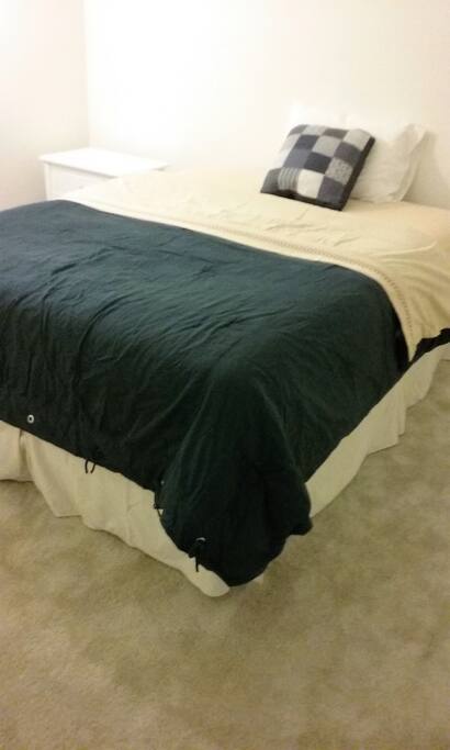 Private Bedroom with Ceiling Fan & Wifi - Quiet & Comfortable!