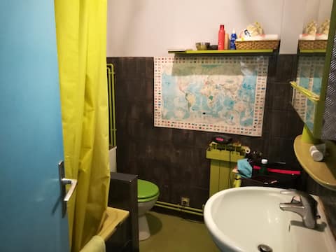 chambre spacieuse avec deux lits deux places