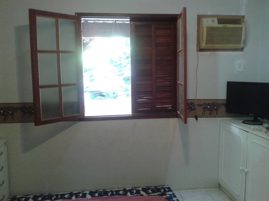 Ar condicionado, bela vista para a rua arborizada