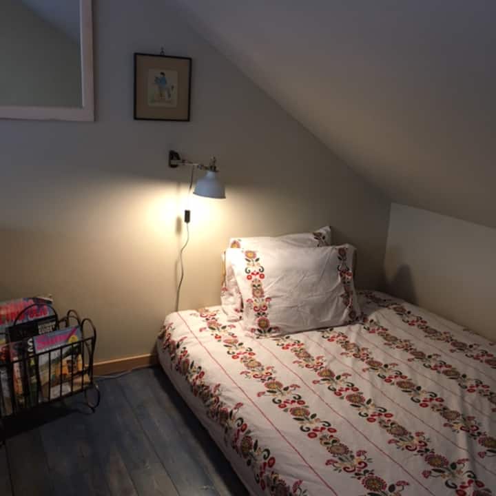 Dormitorio loft
en la planta superior (cama tamaño queen)