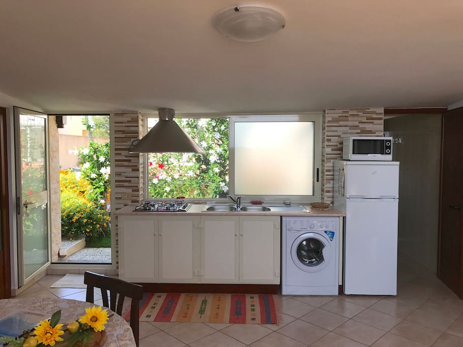 Cucina / sala da pranzo dotata di tutti i comfort (viene compresa anche la biancheria da cucina)