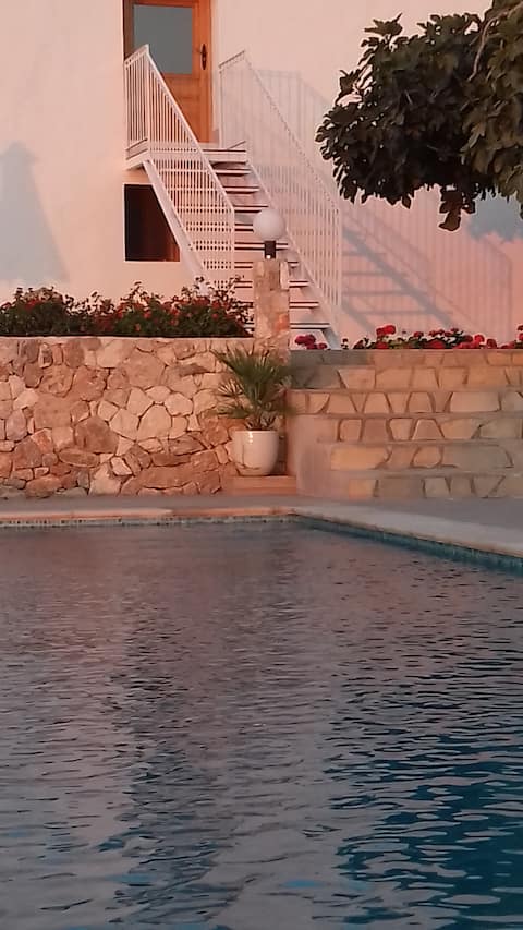 Propiedad de Airbnb exitosa: APARTMENT ATTACHED TO A COUNTRY HOUSE. PEACE AND VIEWS en Sant Antoni De Portmany