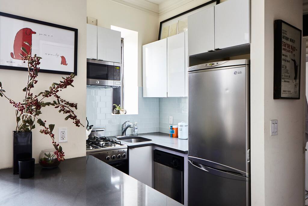 A fully equipped kitchen you could cook in. Or just eat out like 94% of all New Yorkers!