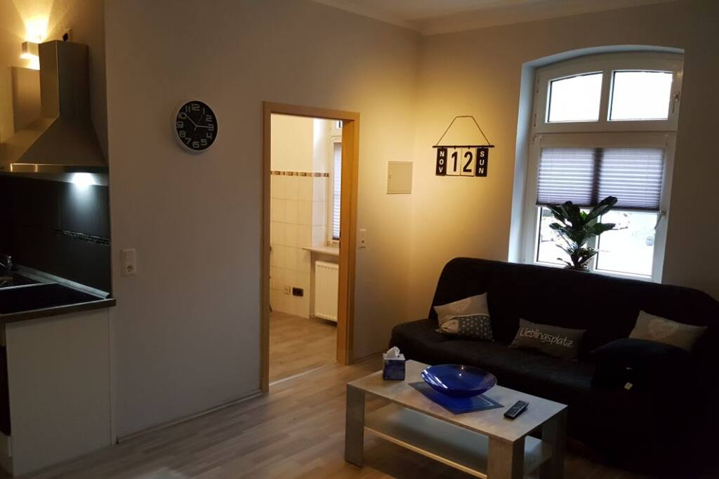 Wohnzimmer mit Blick auf Badezimmertür