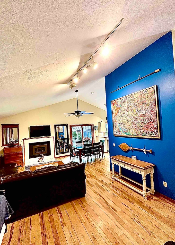 2 Travelers' Retreat Luxury Monet Room - Harbor Springs, MI