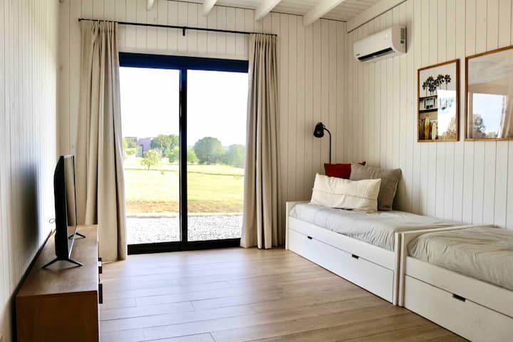 ウォークインクローゼット付き43インチHDテレビ付きの寝室スイートと4人用セーラーベッド2台