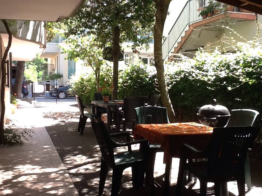 Patio esterno con barbecue